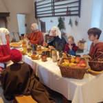 Mittelalterliche Mahlzeit der Familie