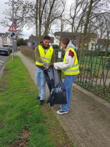 Cleanup Day 2023 - Junge Leute vom Team 'Sparkasse'